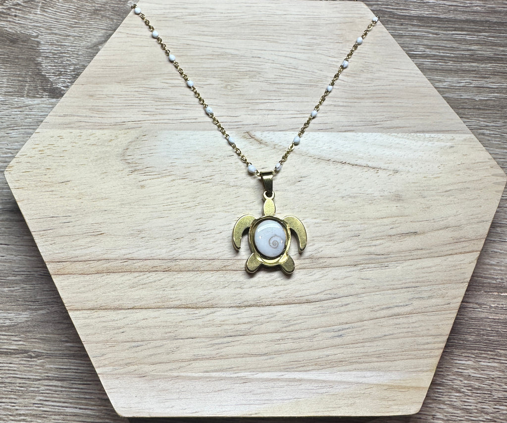 Collier doré pendentif tortue Oeil de Sainte-Lucie avec chaîne à perles blanches