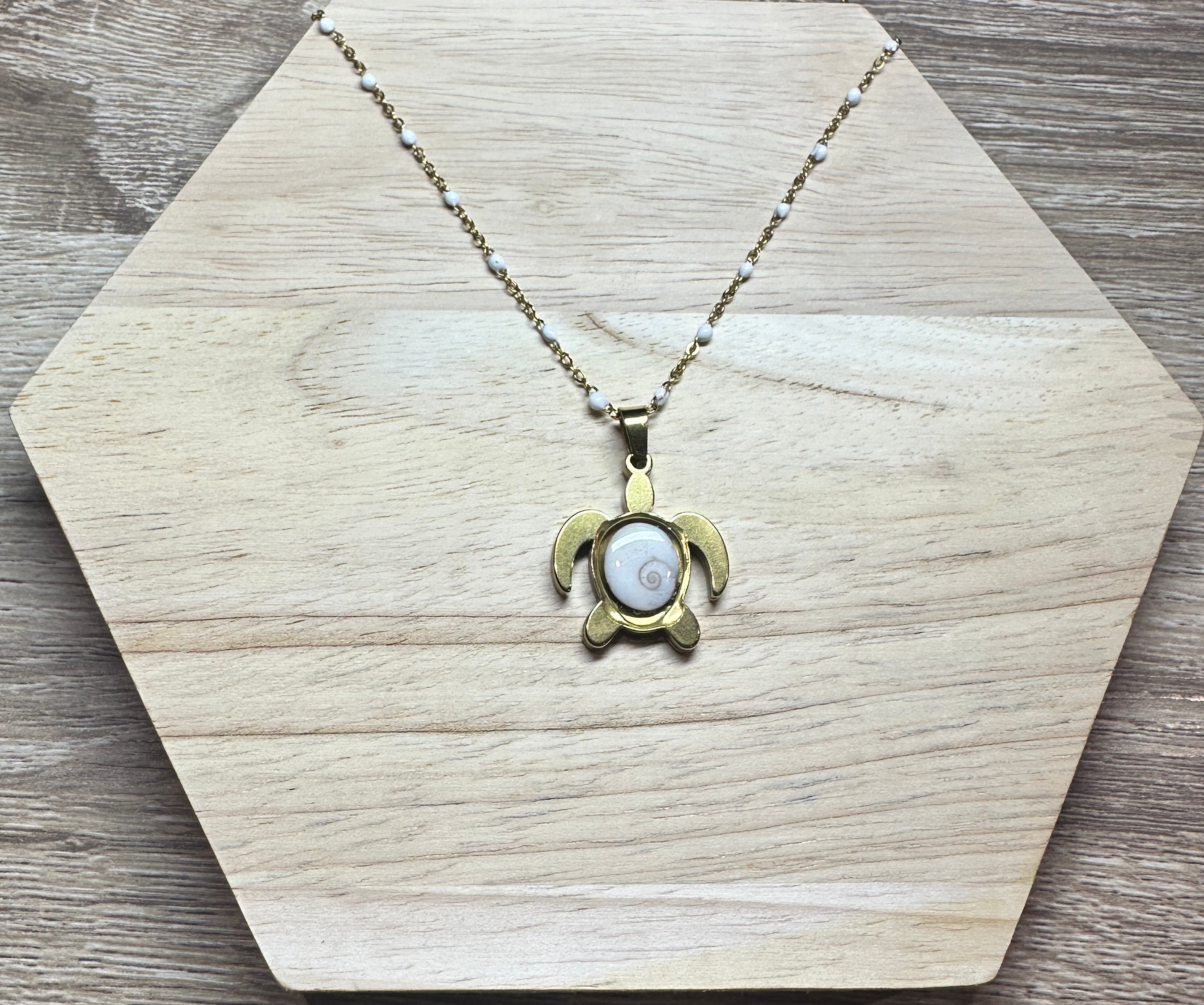 Collier doré pendentif tortue Oeil de Sainte-Lucie avec chaîne à perles blanches