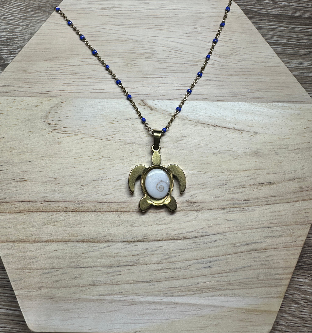 Collier doré pendentif tortue Oeil de Sainte-Lucie avec chaîne à perles bleues