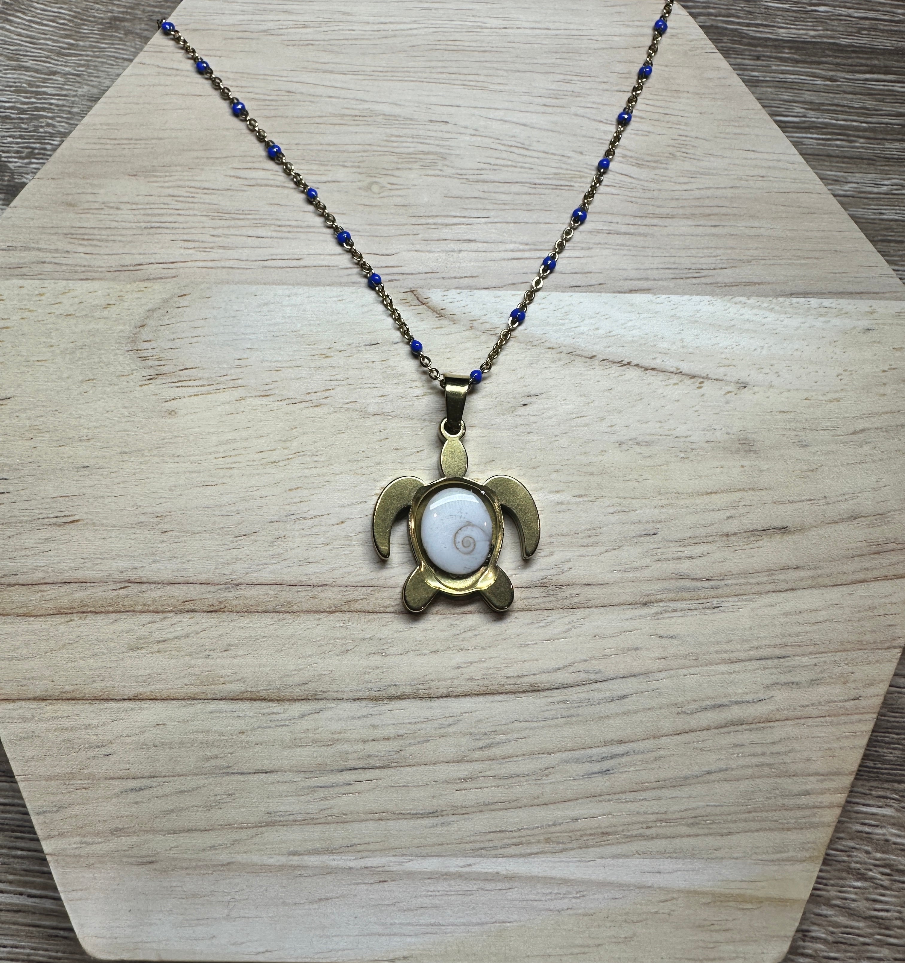 Collier doré pendentif tortue Oeil de Sainte-Lucie avec chaîne à perles bleues