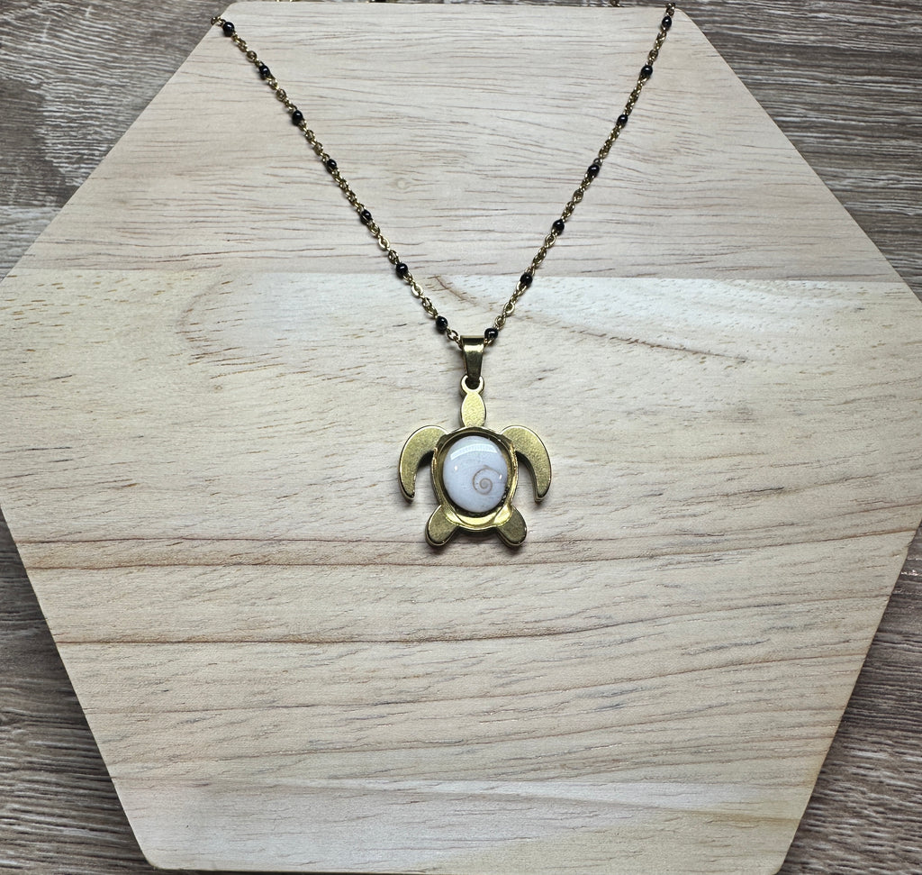 Collier doré pendentif tortue Oeil de Sainte-Lucie avec chaîne à perles noires