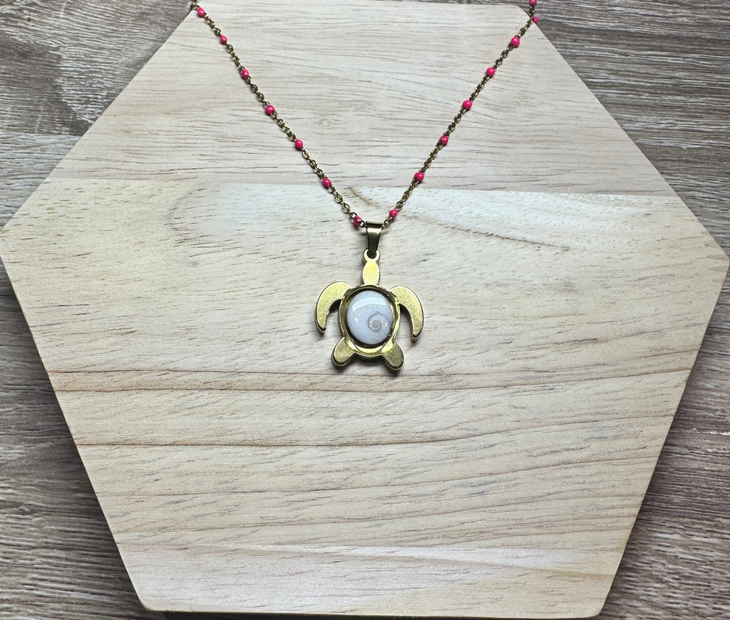 Collier doré pendentif tortue Oeil de Sainte-Lucie avec chaîne à perles rose fuchsia