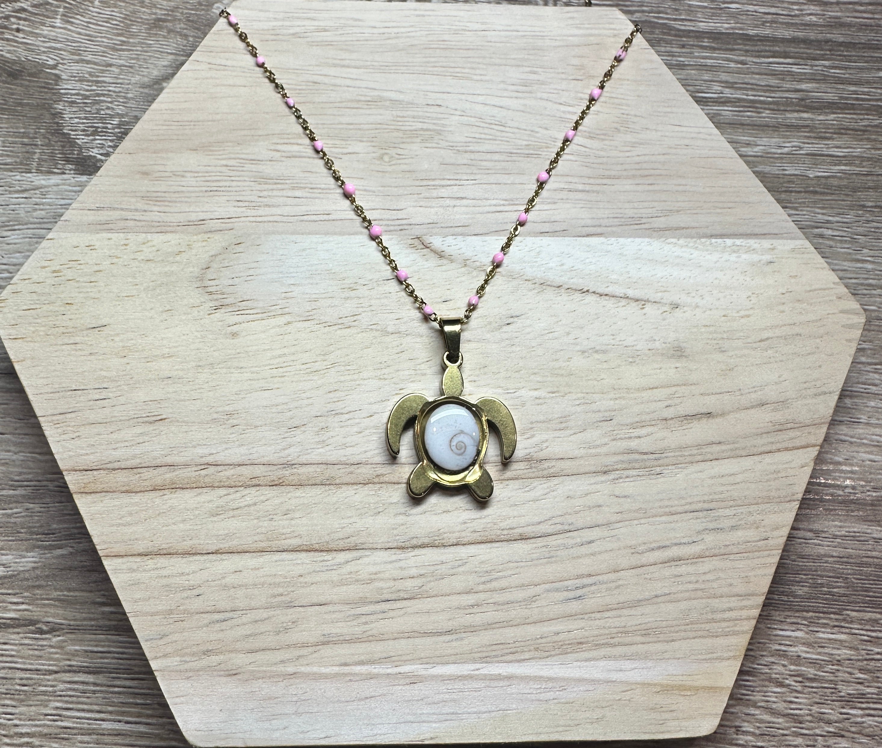 Collier doré pendentif tortue Oeil de Sainte-Lucie avec chaîne à perles rose pâle