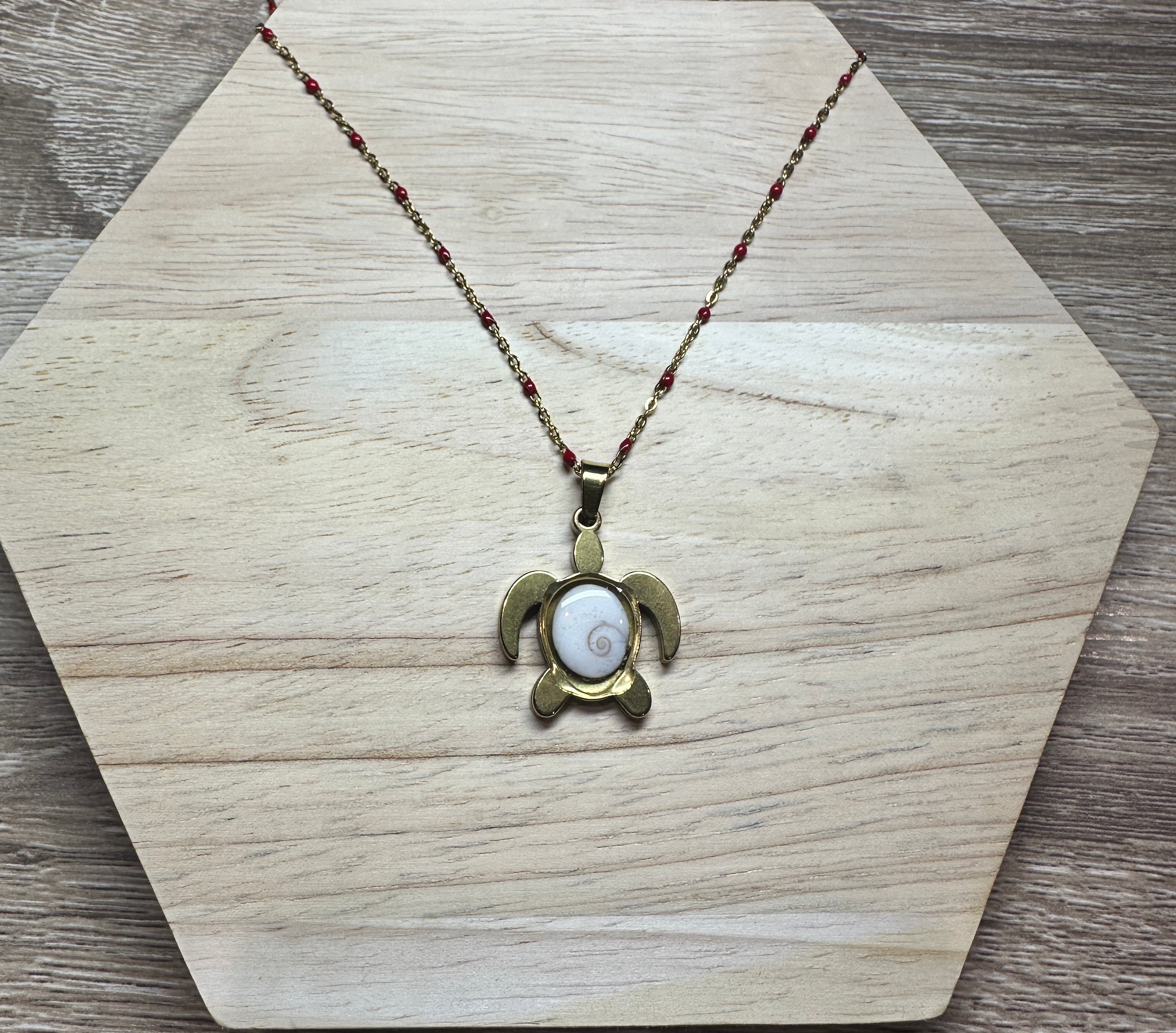 Collier doré pendentif tortue Oeil de Sainte-Lucie avec chaîne à perles rouges