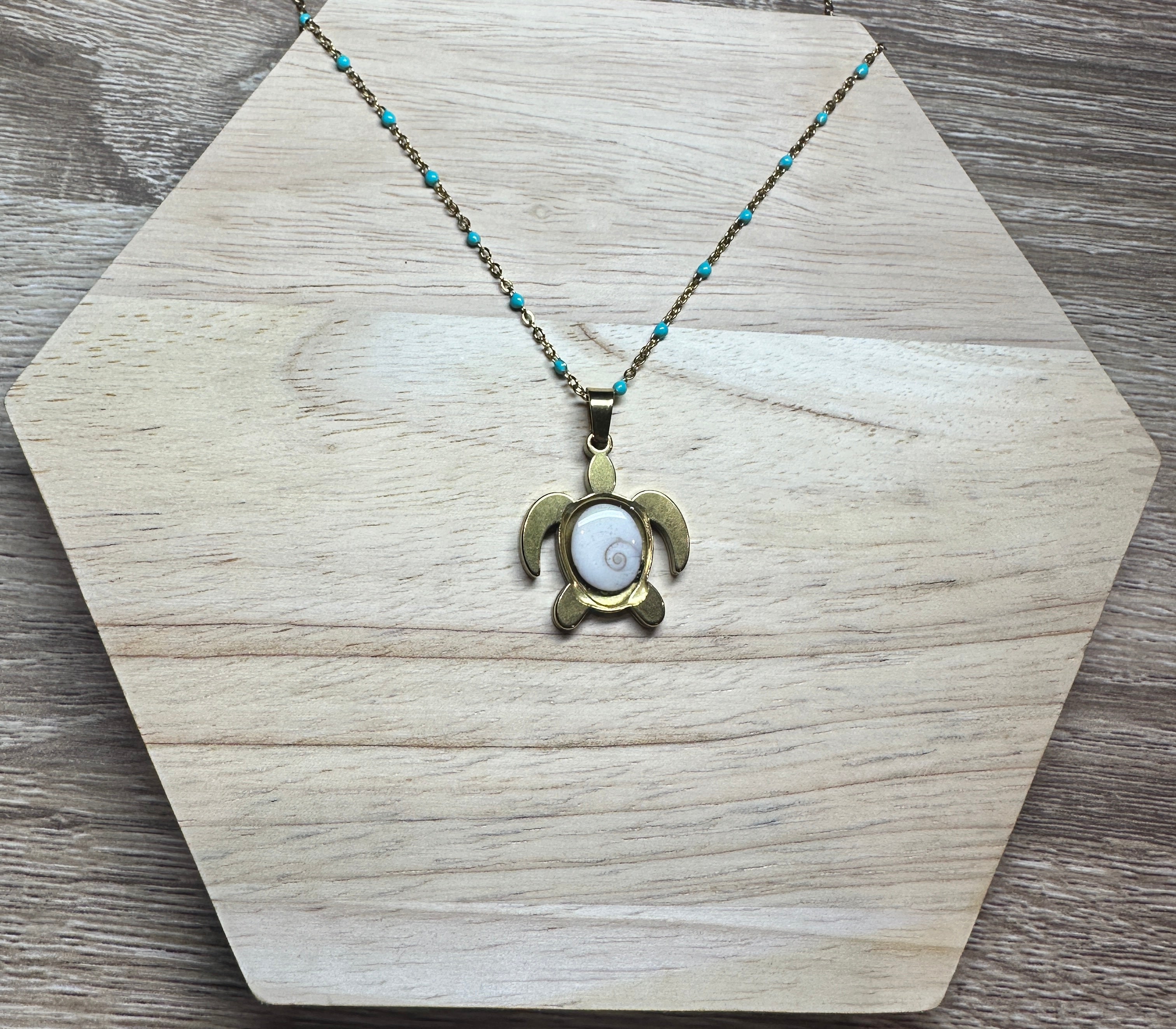 Collier doré pendentif tortue Oeil de Sainte-Lucie avec chaîne à perles turquoise clair