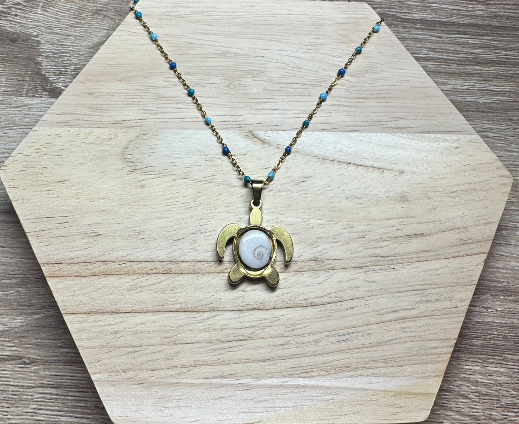 Collier doré pendentif tortue Oeil de Sainte-Lucie avec chaîne à perles turquoise et bleu