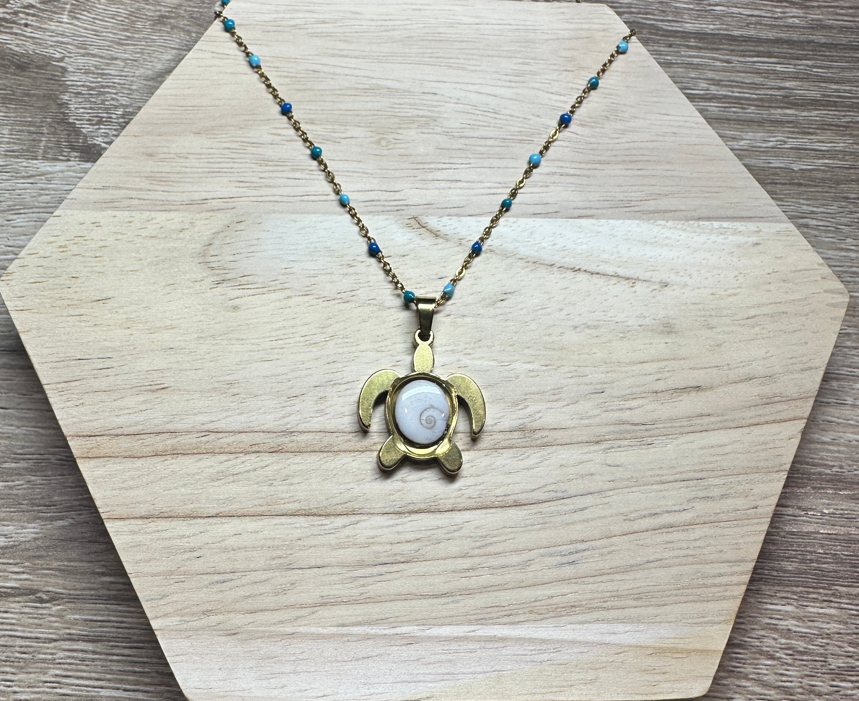 Collier doré pendentif tortue Oeil de Sainte-Lucie avec chaîne à perles turquoise et bleu