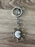 Porte-clés gouvernail argenté avec cabochon Œil de Sainte-Lucie clair, second angle