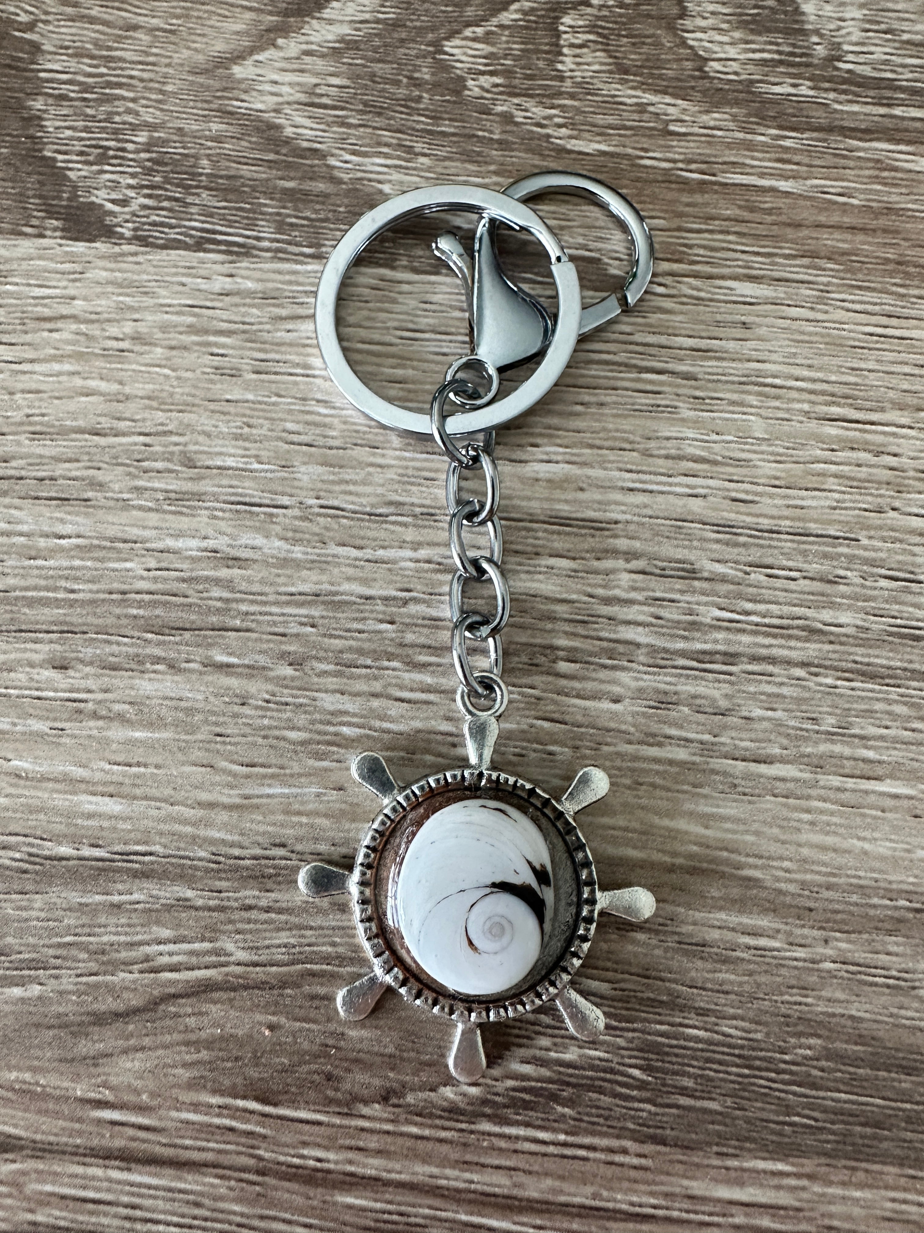 Porte-clés gouvernail argenté avec cabochon Œil de Sainte-Lucie clair, second angle